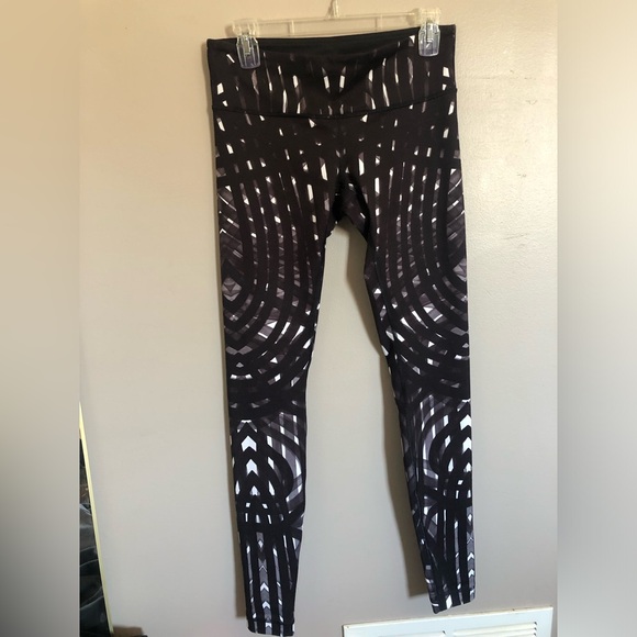 Lululemon black🖤🤍 and white marble pattern leggings - Picture 8 of 15